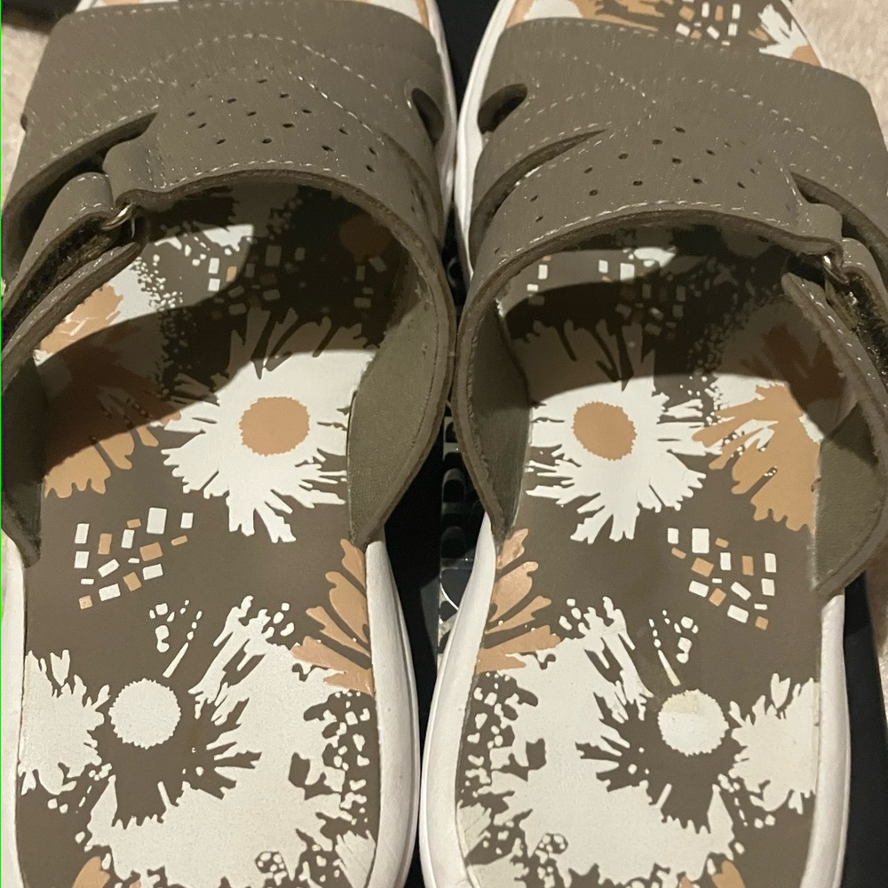 Women Size 6 Slipper good condition